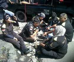 Sidang Vonis, Massa Pendukung Dada Rosada Bersalawat di Depan Pengadilan