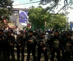 Polisi Bersenjata Buat Pagar Betis di Antara Massa Pro-Kontra Dada
