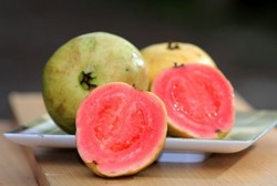 Makan Biji Jambu dan Cabai Bisa Bikin Usus Buntu? Ini Kata Dokter