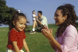 Jangan Berlebihan Beri Pujian pada Anak, Ini Dampaknya