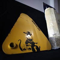 Lima Karya Stensil Banksy Dilelang