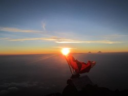 Indahnya Hamparan Awan dari Puncak Gunung Slamet