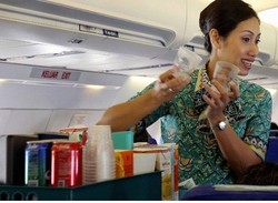 Minuman Paling Terasa Enak di Pesawat Adalah...