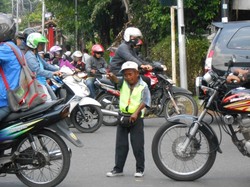 Lika-Liku Hidup Jumadi Manusia Mini di Tengah Jalanan Pasar Rebo
