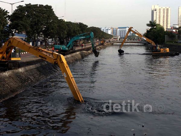 Pengerukan Kali Sentiong