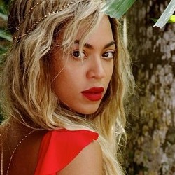Beyonce Seksi Pamer Punggung dengan Swimsuit Merah