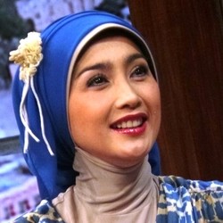 Wujud Cinta Desy Ratnasari kepada Artis Senior Laila Sari