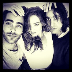 Mesranya! Miranda Kerr Dikelilingi Dua Model Ganteng