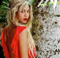 Foto: Gaya Beyonce Saat Asyik Berfoto OOTD