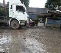 Jalan Raya Mercedes Benz Gunung Putri Rusak Berat