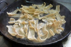 Agar Kerupuk Mekar Sempurna, Lakukan Hal Ini Saat Menggoreng