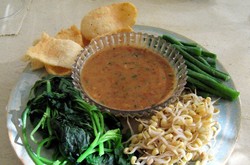 5 Saus dan Kuah yang Enak Dicocol dengan Kerupuk