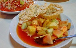 Makan Asinan Buah dan Soto Padang Harus dengan Kerupuk