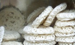 Inilah Proses Pembuatan Kerupuk Uyel di Pabrik