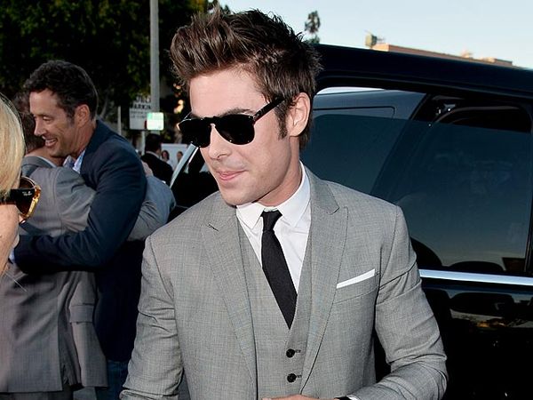 Zac Efron Cool di Premiere Film Terbaru