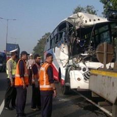 Bus Vs Truk, 12 Orang Dilarikan ke Rumah Sakit