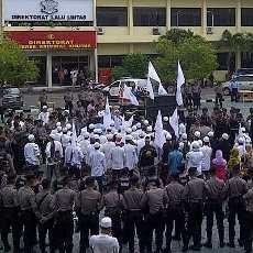 Terobos Penjagaan, Puluhan Massa Berunjuk Rasa di Komplek Polda Jatim