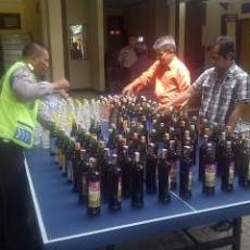 Polres Karawang Selidiki Sumber Miras yang Menewaskan Sembilan Orang