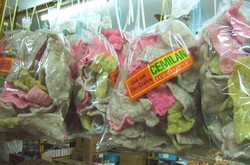 Zat Pewarna Bukan Makanan di Balik Warna-warni Ceria Kerupuk