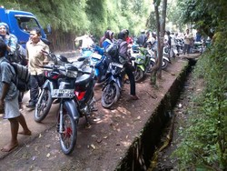 Orang Masih Berebut Cari Batu Akik di Cilandak, Lalu Lintas di Jl Bango Raya Macet