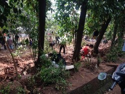 Anak Kecil Hingga Orangtua Berebut Cari Batu Akik di Cilandak