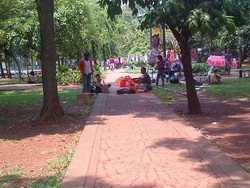 Satpol PP Kelar Razia, PKL Kembali Dagang di Monas