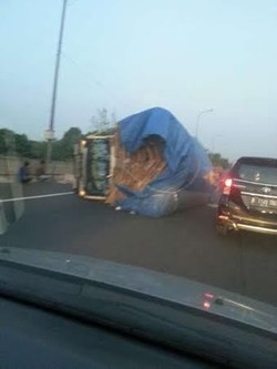Truk Terbalik di Tol Pluit Arah Bandara, Lalin Tersendat 500 Meter