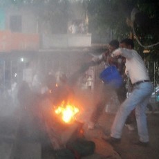 Pria India Bakar Diri Lalu Peluk Politikus dalam Acara Debat TV