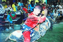 Atraksi Kuda Lumping Makan Beling & Ayam Hidup!