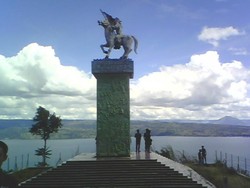 Melihat Danau Toba dari Tugu Perjuangan Rakyat Tigaras