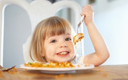 Kalau Ingin Anak Tenang Saat Makan, Potong-potonglah Dulu Makanannya