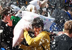 Perang Paling Asyik, Festival Gebuk Bantal