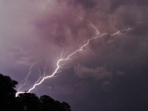 Tornado Disertai Petir Terjang AS