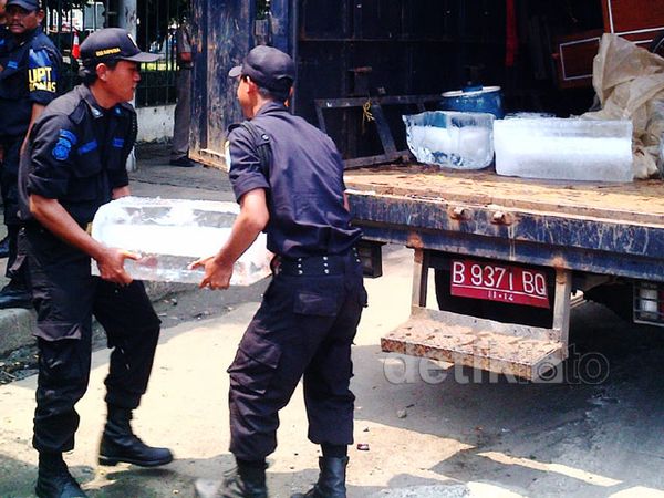 Satpol PP Razia PKL di Monas