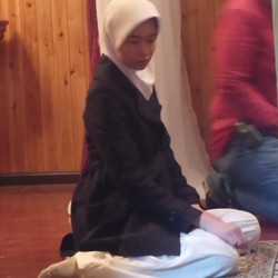 Laura Basuki Beradegan Salat di Haji Backpacker