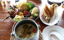 RM Nasi Liwet Pak Asep Stroberi: Asyiknya Menyantap Nasi Liwet Komplit di Tepi Sawah