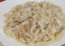 Mengaduk Adonan Udang untuk Dim Sum