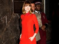 Hot and Chic! Emma Stone Berbaju Merah