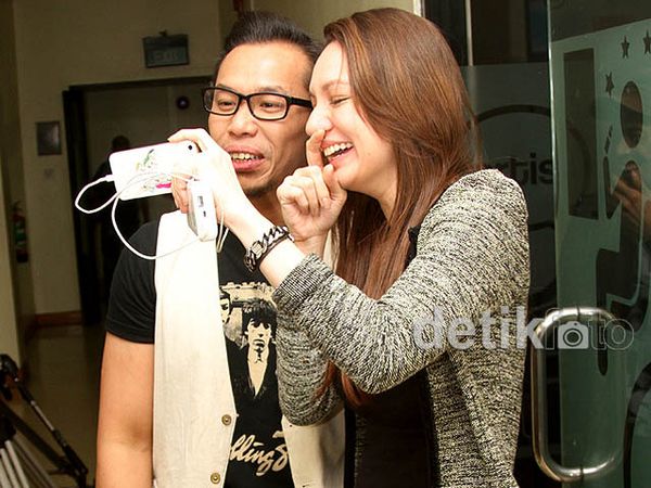 Sammy dan Nadia Nonton Apa Tuh?