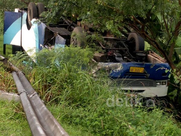 Bus Kencono Terbalik di Tol Porong