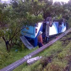 Diduga Sopir Ngantuk, Bus Kencono Terbalik di Tol Porong
