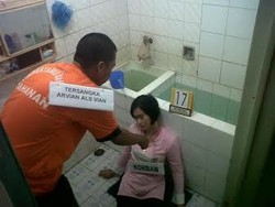 Pembunuh Nenek Tiri Tebar Senyum Saat Peragakan 26 Adegan Rekonstruksi