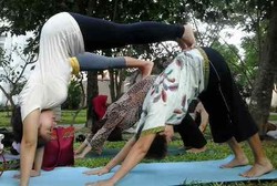 Bosan Terus-terusan Yoga di Ruangan? Coba Lakukan di Taman