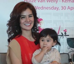 Utamakan ASI Eksklusif, Astrid Tiar Menyusui Anak Sambil Berjalan-jalan