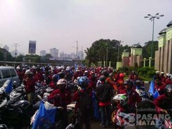 Demo di Depan Gedung DPR, Buruh Nyanyikan Lagu Indonesia Raya