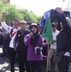 May Day, Buruh Aceh Berdoa di Jalan Raya