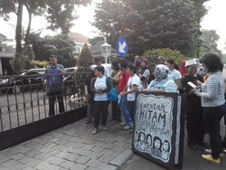 Puluhan Buruh Perempuan Geruduk Rumah Dinas Jokowi