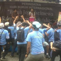 Hari Buruh di Yogya, Mulai Blokir Jalan Hingga Joget Dangdut