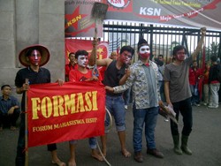 Ikut Demo di DPR, Mahasiswa IISIP Teatrikal Buruh Bukan Ternakan Capres