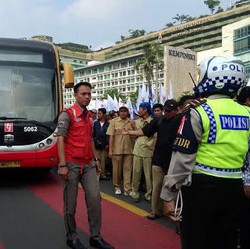 Sudirman-Thamrin Tertutup Imbas Buruh yang Padati Bundaran HI